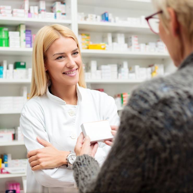 Frau in Apotheke