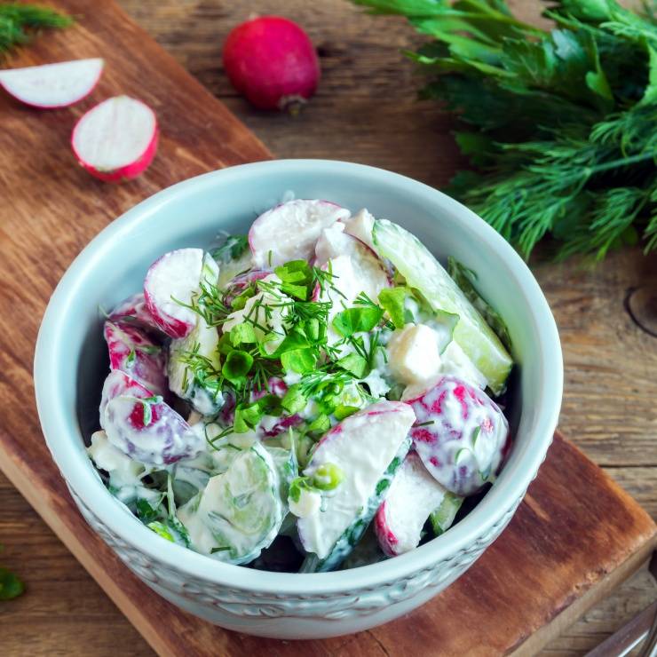 Salat mit Joghurt Dressing